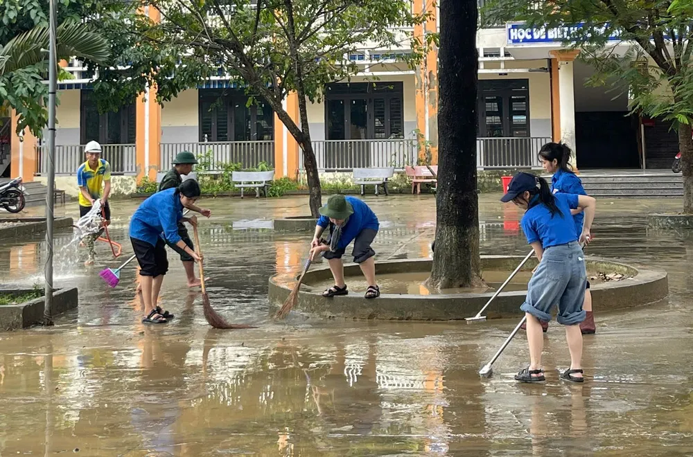 Sinh viên trường Đại học Kinh tế - Đại học Đà Nẵng quét dọn tại trường học ở xã Nam Phước z7177923964258_766752f7714019d2fbde2bfae780555c.jpg