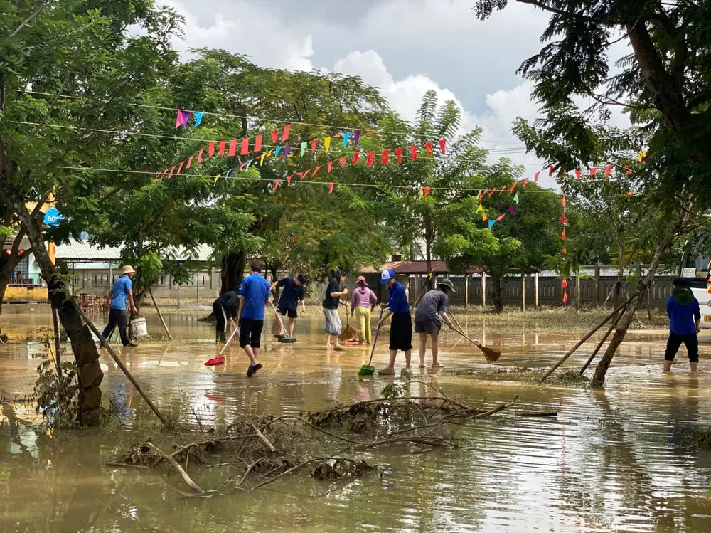Sân trường Tiểu học Phan Bội Châu (xã Điện Bàn Tây, TP Đà Nẵng) đầy bùn đất và rác sau mưa lũ z7177983137519_8610f196431e73c0f48df6f7cb0a6d81.jpg