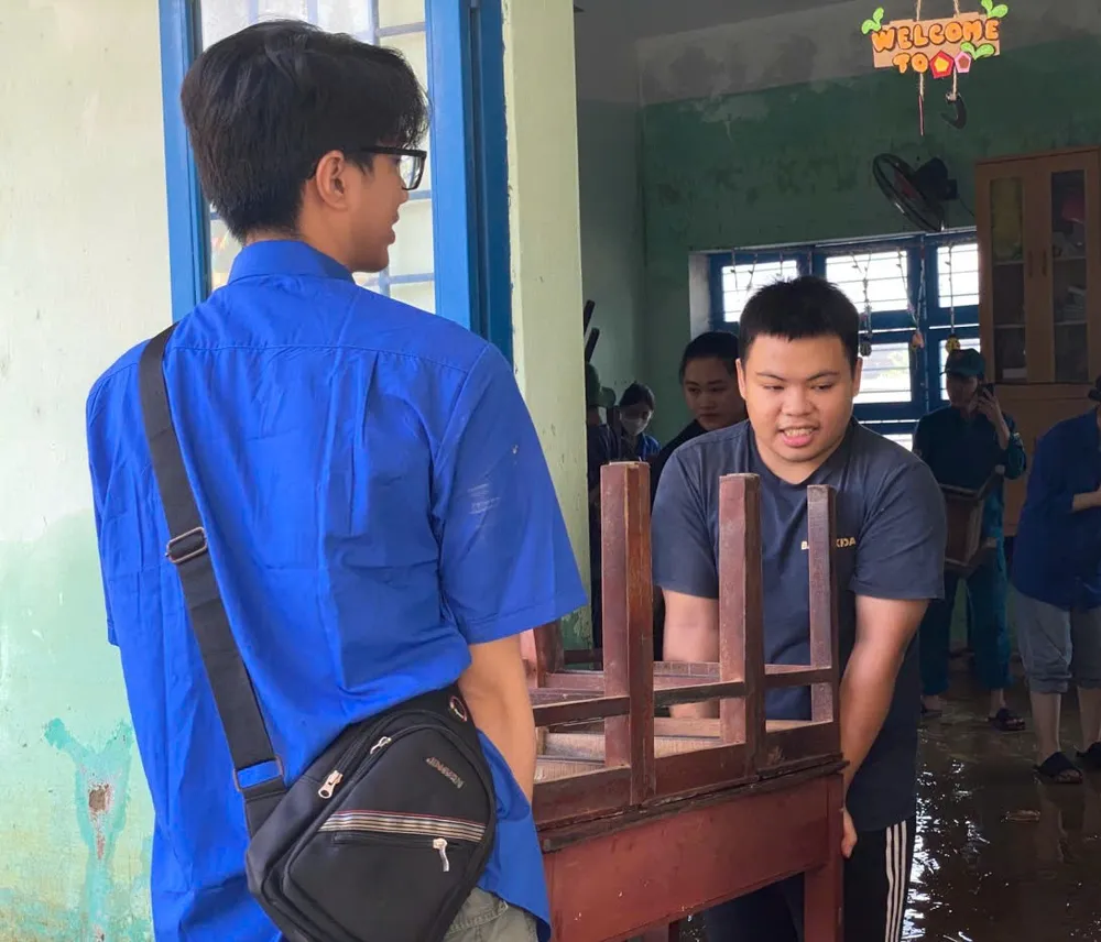 Các sinh viên dọn dẹp phòng học z7177983203611_310205d881e7ef023c03585f57f2ee99.jpg