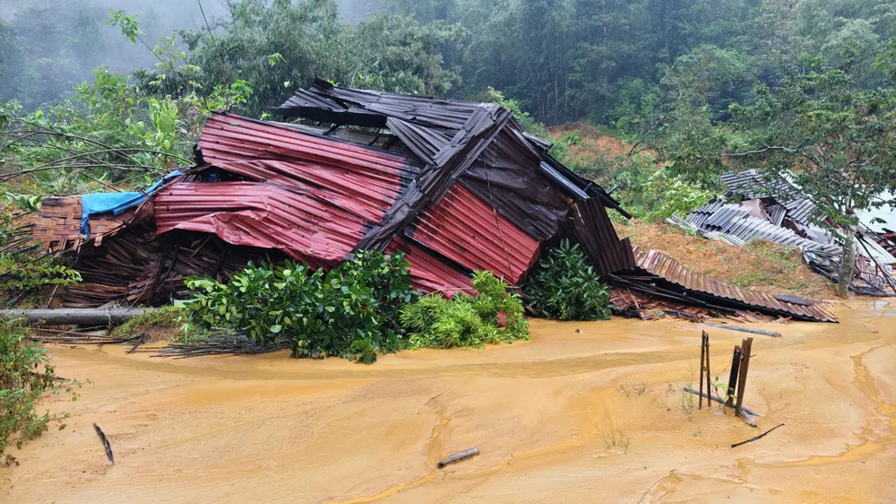 Nhà cửa của người dân bị sụp đổ z7178533413485_e692f99e95fd4a25b6c7ce01dc8e5363.jpg