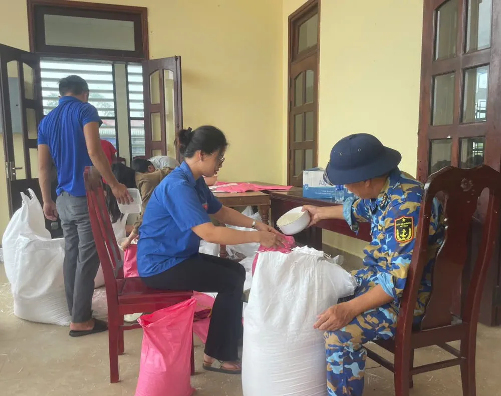 Chiến sĩ Trung đoàn 351 phối hợp với chính quyền xã Phong Quảng chia gạo hỗ trợ cho nhân dân Chiến sĩ Trung đoàn 351 phối hợp với chính quyền xã Phong Quảng chia gạo hỗ trợ cho nhân dân