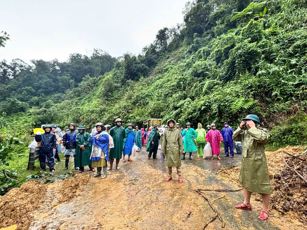 Bùn vẫn còn dày đặc trên đường đi tới thôn Atếêp z7181289991553_d8020322096244a14472da0212e71147.jpg