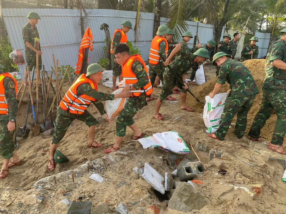 Lực lượng quân đội phối hợp gia cố tạm thời các điểm xói lở sâu