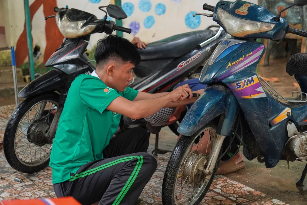 Sinh viên Đại học Đông Á sửa xe máy ngập nước tại THPT Chu Văn An