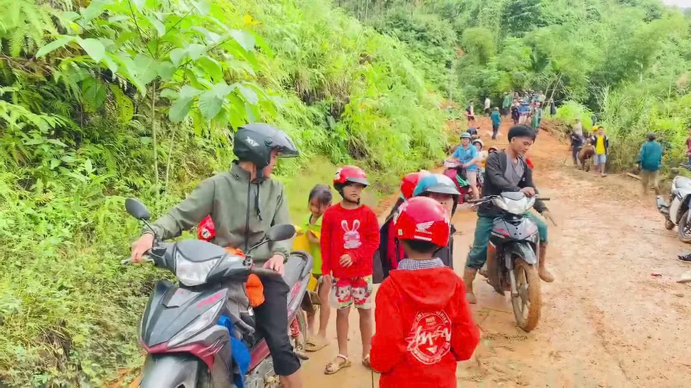 Thầy cô Trường Tiểu học Kim Đồng (xã Nam Trà My, TP Đà Nẵng) vượt sạt lở đón học trò trở lại lớp