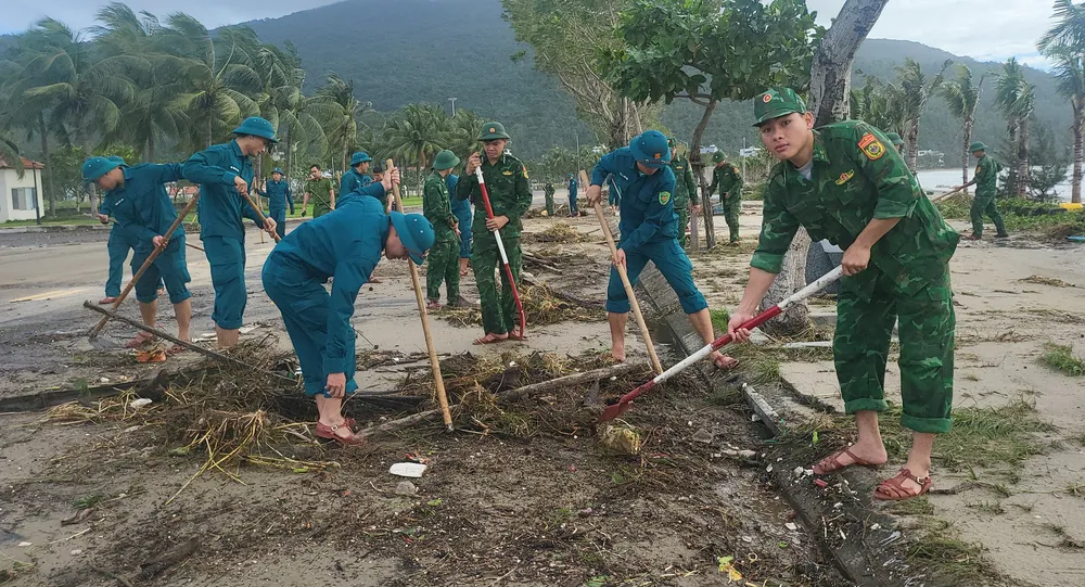 Đà Nẵng ra quân dọn rác trên đường ven biển Sơn Trà