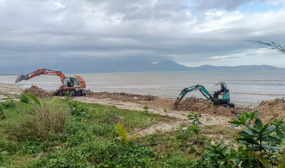 Trong chiều 11-7, lực lượng chức năng tại TP Đà Nẵng vẫn đang dọn dẹp bãi biển sau bão số 13. Ảnh: XUÂN QUỲNH