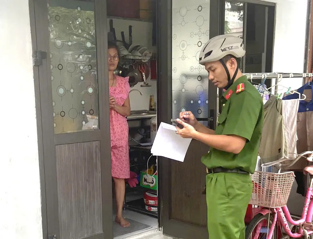 Công an phường Hải Châu xuống từng nhà thu thập thông tin đất đai