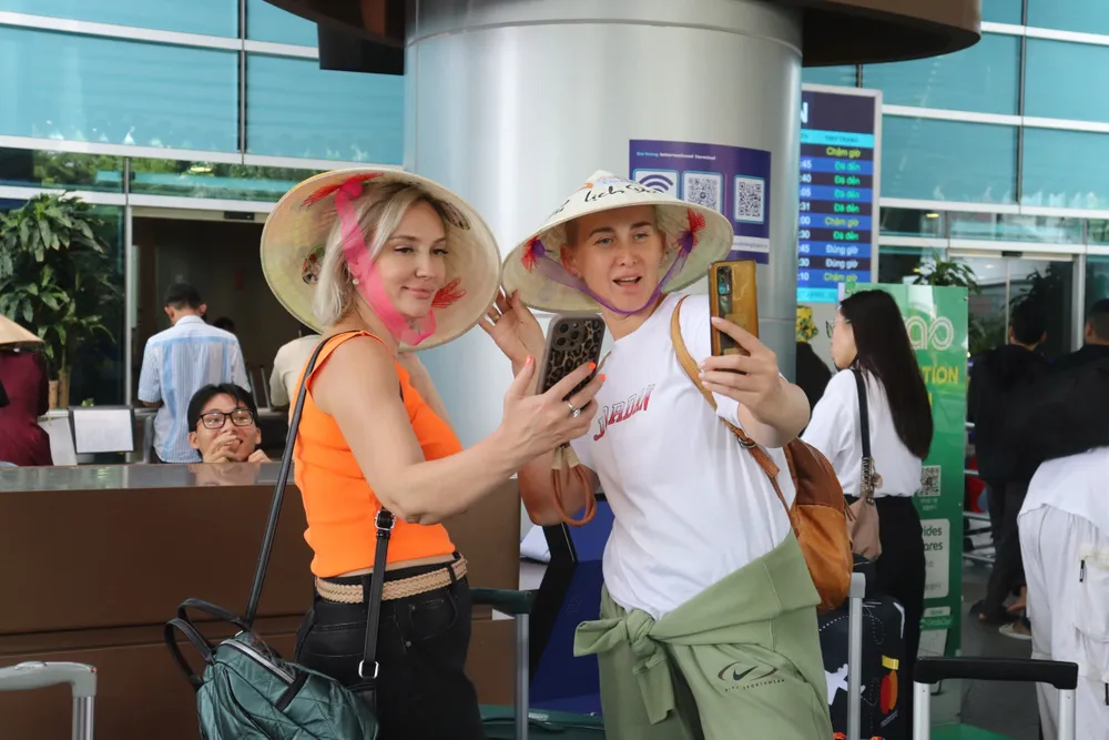 Những hành khách đầu tiên từ Tashkent (Uzbekistan) đến Đà Nẵng sáng ngày 27-4.jpg