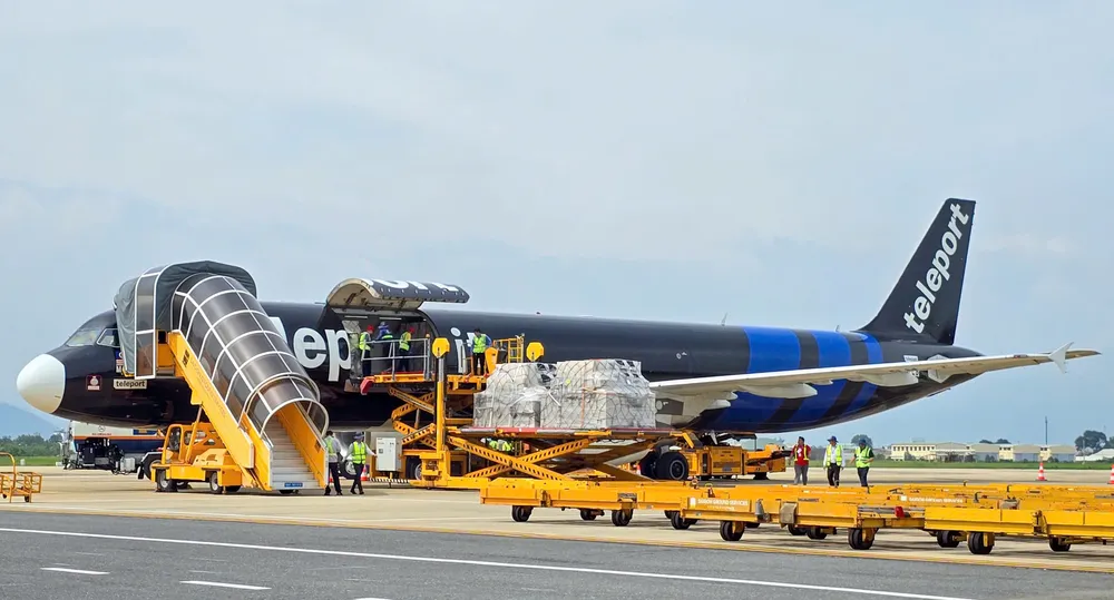 Hàng hóa viện trợ của Trung tâm AHA được đưa từ máy bay xuống Sân bay quốc tế Đà Nẵng