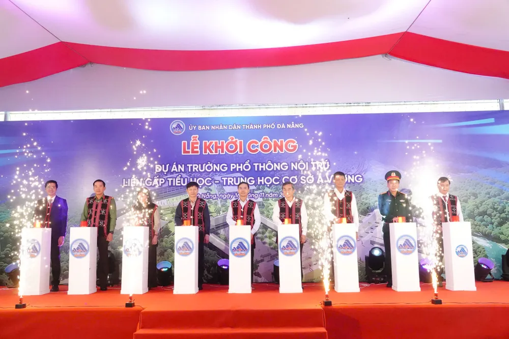 Lãnh đạo TP Đà Nẵng bấm nút khởi công. Ảnh: XUÂN QUỲNH