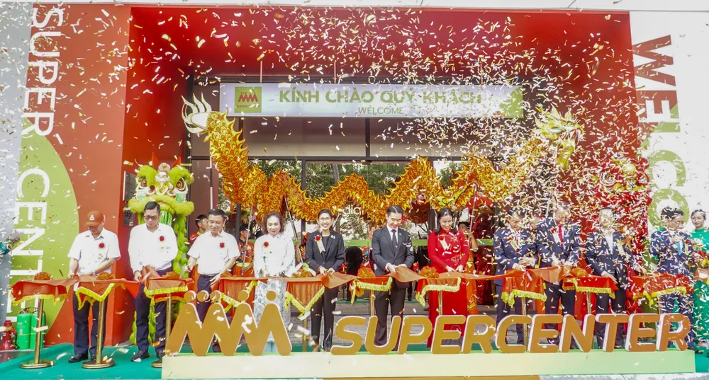 Các đại biểu cắt băng khánh thành. Ảnh: XUÂN QUỲNH