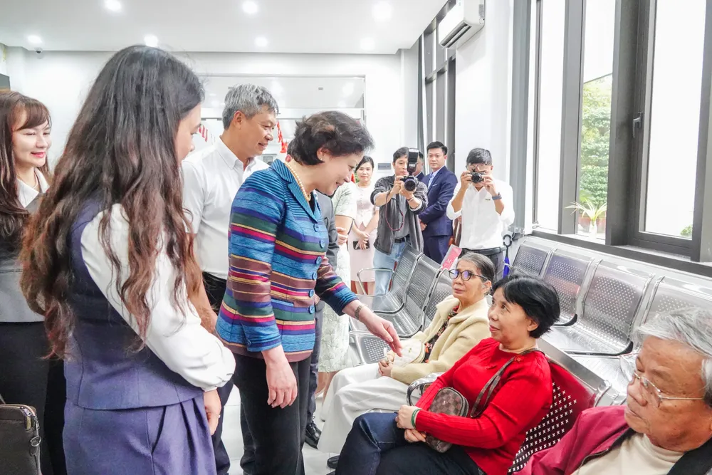 Phó Thủ tướng Phạm Thị Thanh Trà hỏi thăm người dân thực hiện thủ tục hành chính. Ảnh: XUÂN QUỲNH