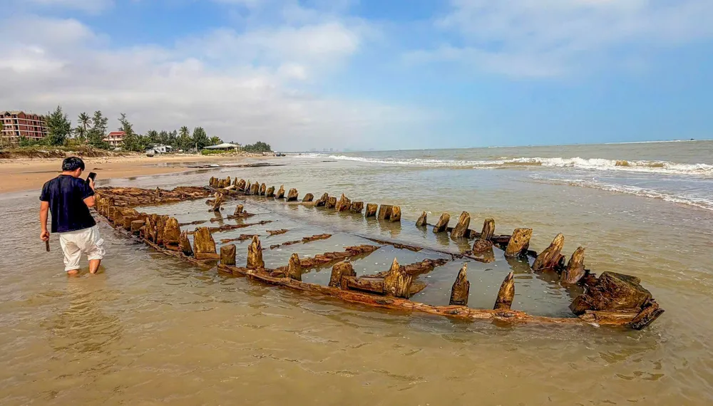 Tàu cổ phát lộ ở bờ biển Hội An