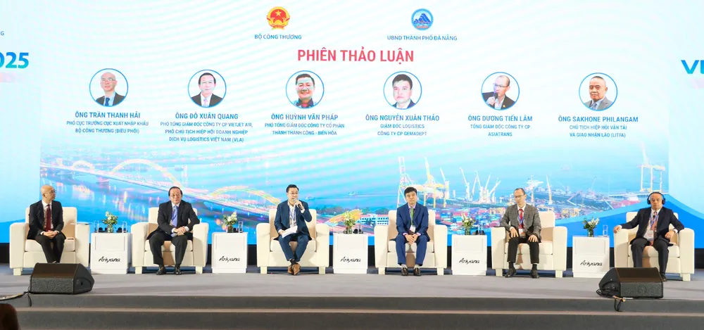 Các diễn giả thảo luận tại phiên chuyên đề. Ảnh: XUÂN QUỲNH