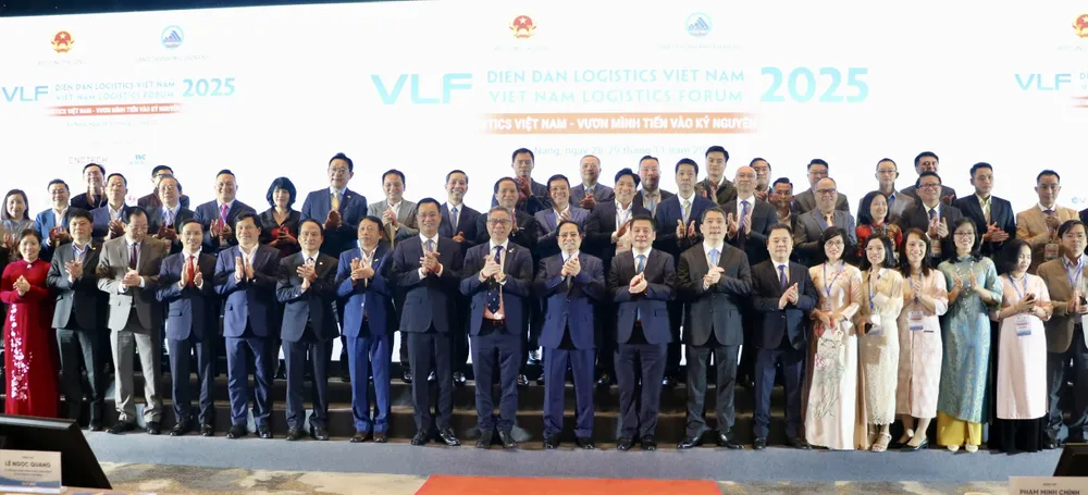 Thủ tướng Phạm Minh Chính cùng các đại biểu chụp ảnh lưu niệm. Ảnh: XUÂN QUỲNH