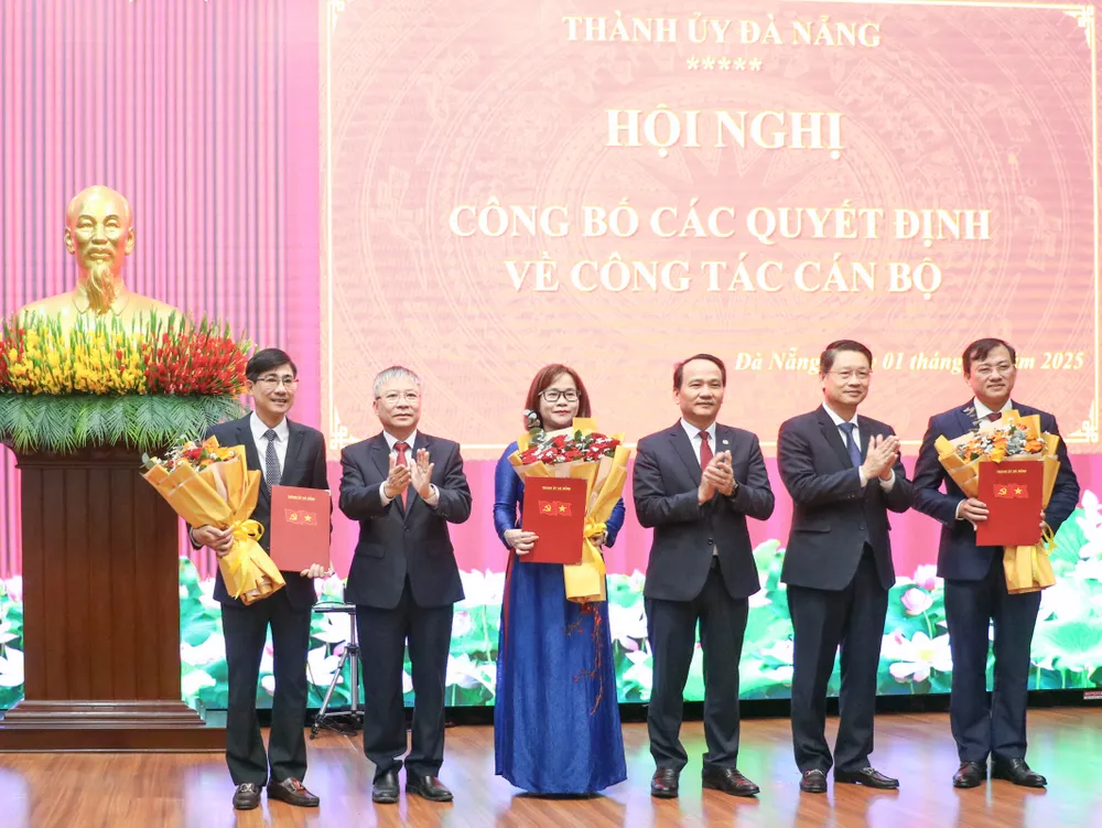 Phó Bí thư Thường trực Thành ủy Đà Nẵng Nguyễn Đình Vĩnh và các đồng chí Thường trực Thành ủy tặng hoa chúc mừng các cán bộ được bổ nhiệm