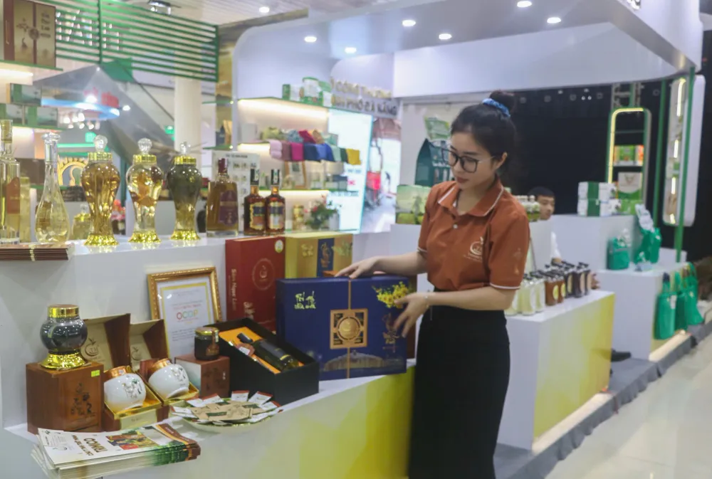 Một cơ sở sắp xếp sản phẩm tại Hội chợ triển lãm hàng công nghiệp nông thôn hướng tới chuyển đổi xanh và phát triển bền vững năm 2025. Ảnh: XUÂN QUỲNH