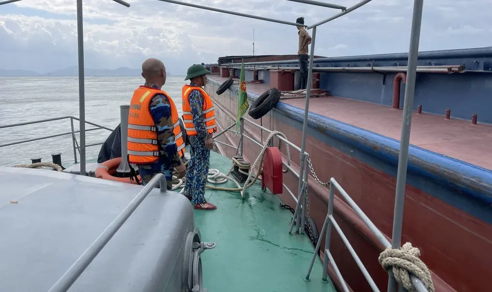 ກຳປັ່ນບັນທຸກສິນຄ້າ Tuan Kiet 68 ຖືກສົ່ງກັບຄືນສູ່ບ່ອນຈອດເຮືອທີ່ປອດໄພ. z7302156225694_5d1a9797d323329d6562bd851cfdc637.jpg