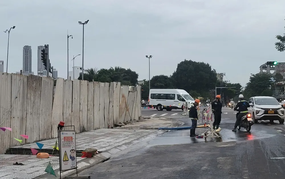 អ្នកម៉ៅការដោះស្រាយបញ្ហាបាក់ដីជាបន្ទាន់។ រូបថត៖ XUAN QUYNH z7309244113454_8570c433fc473220326c370ad350d2c3.jpg