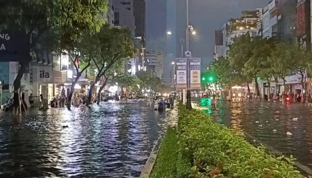 Đường Nguyễn Văn Linh (phường Hải Châu, TP Đà Nẵng) ngập nặng vào tối 13-10-2023. Ảnh: XUÂN QUỲNH