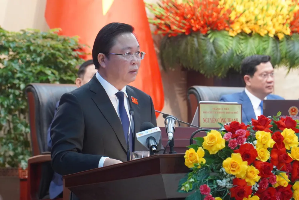 دا نانگ شہر کی ویتنام فادر لینڈ فرنٹ کمیٹی کے چیئرمین مسٹر لی ٹری تھان ایک تقریر کر رہے ہیں۔ تصویر: Xuan Quynh z7311217985591_bd02e269733590424a589b9398eaa229.jpg