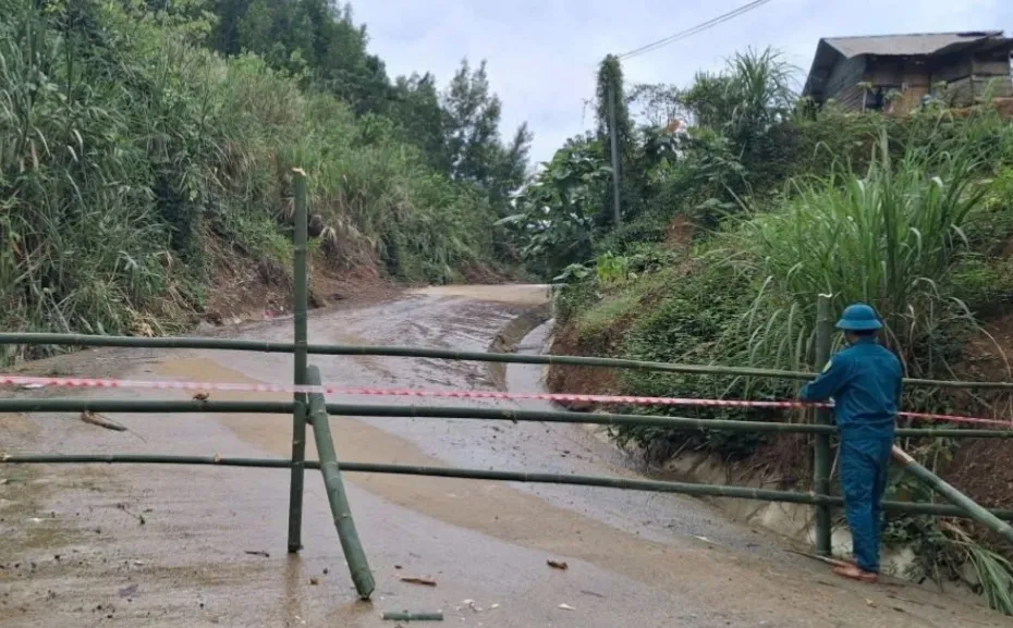 Lực lượng chức năng rào chắn không cho người dân đi vào khu vực nguy hiểm
