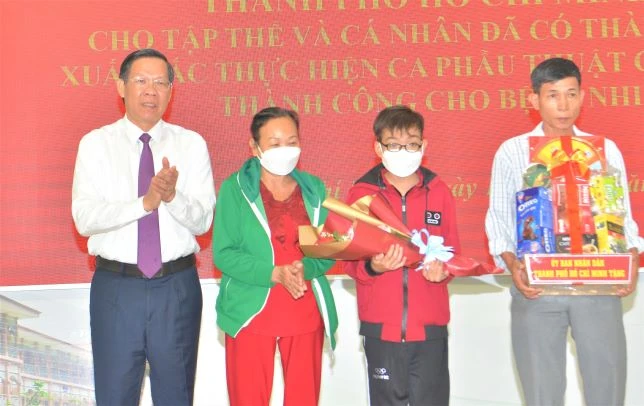 Chủ tịch UBND TPHCM Phan Văn Mãi tặng bằng khen Bệnh viện Nhi đồng 2 ảnh 2 Chủ tịch UBND TPHCM Phan Văn Mãi tặng bằng khen Bệnh viện Nhi đồng 2 ảnh 2