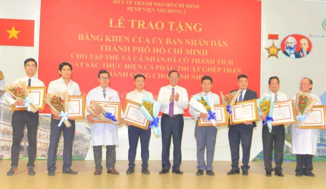 Chủ tịch UBND TPHCM Phan Văn Mãi tặng bằng khen Bệnh viện Nhi đồng 2 ảnh 1 Chủ tịch UBND TPHCM Phan Văn Mãi tặng bằng khen Bệnh viện Nhi đồng 2 ảnh 1
