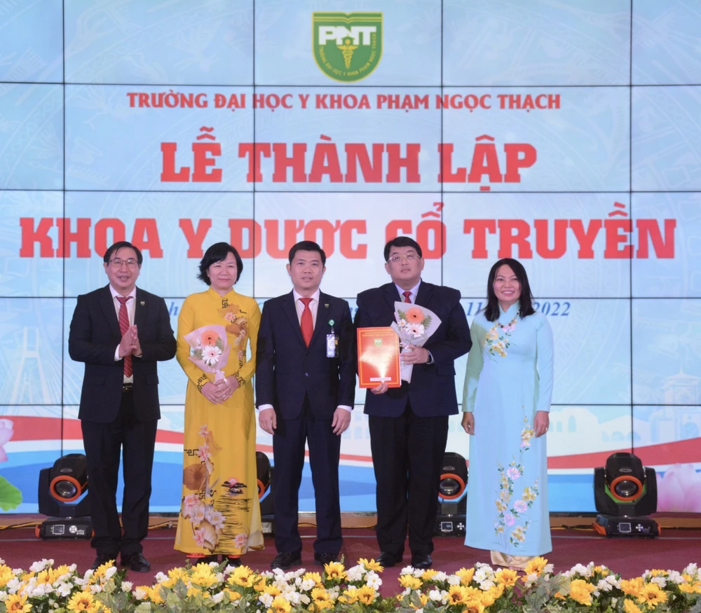 Lãnh đạo Trường Đại học Y khoa Phạm Ngọc Thạch trao Quyết định thành lập Khoa y dược cổ truyền