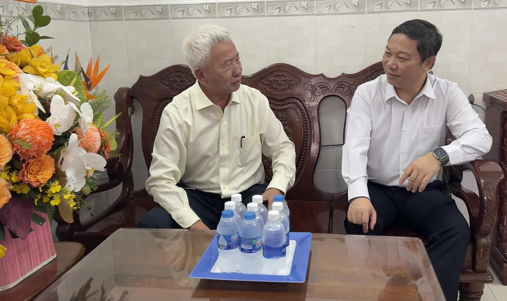 Đồng chí Dương Anh Đức thăm và chúc mừng BS Nguyễn Thế Dũng