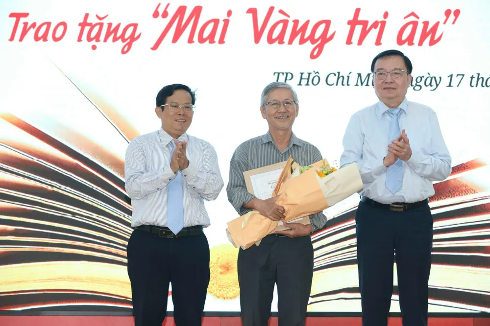 Tác giả Quang Ân đoạt giải Nhất cuộc thi với tác phẩm "Thầy giáo làng" Tác giả Quang Ân đoạt giải Nhất cuộc thi với tác phẩm "Thầy giáo làng"