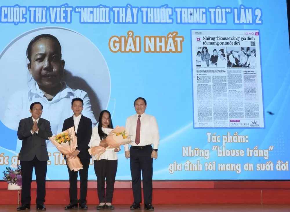 Phó Chủ tịch UBND TPHCM Dương Anh Đức cùng đại diện Ban tổ chức trao thưởng cho tác giả Lục Thị Hai, đoạt Giải nhất của cuộc thi. Ảnh: KIM HUYỀN img-6041-9505.jpg