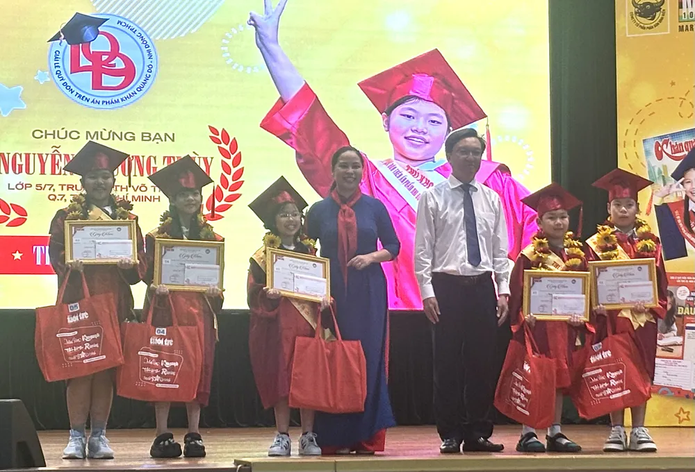 Đại diện đại biểu và Ban tổ chức trao giải thưởng cho các em thủ khoa khối tiểu học IMG_9928.jpg