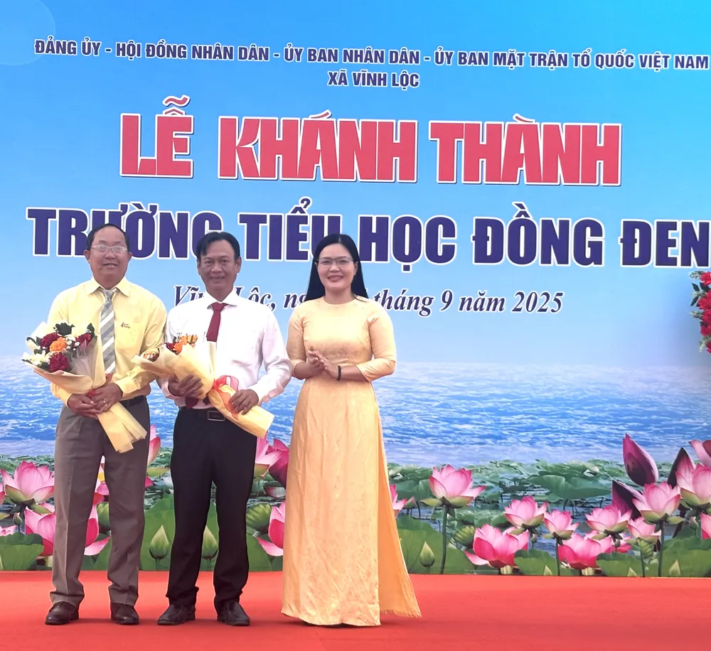 Bà Nguyễn Thị Thảo, Chủ tịch UBND xã Vĩnh Lộc, tặng hoa đơn vị thi công, chủ đầu tư dự án IMG_0088.jpeg