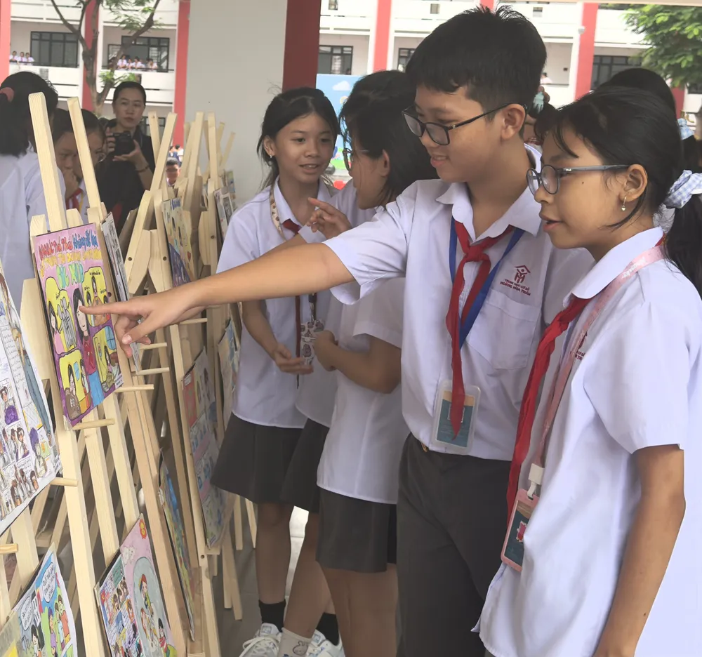 Học sinh tham quan triển lãm tranh tại hoạt động của dự án Công tắc khoa học năm 2025. Ảnh: KIM HUYỀN IMG_0658.jpg