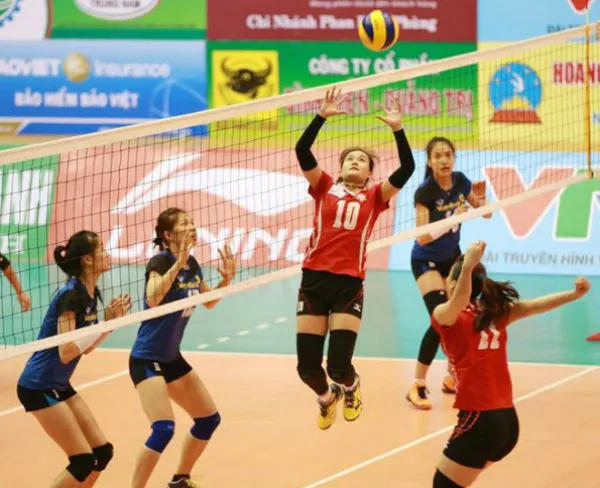 Các cô gái Thông tin LVPB (phải) chơi quá xuất sắc trong trận bán kết gặp NHCT.
