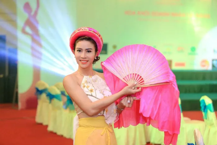 Cựu chủ công Lê Hương Giang giờ đây dịu dàng trong các cuộc thi sắc đẹp. Ảnh: NVCC