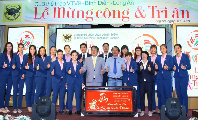 Thủ lĩnh Lê Quốc Phong và đội bóng VTV Bình Điền Long An tại lễ mừng công. Ảnh: DŨNG PHƯƠNG