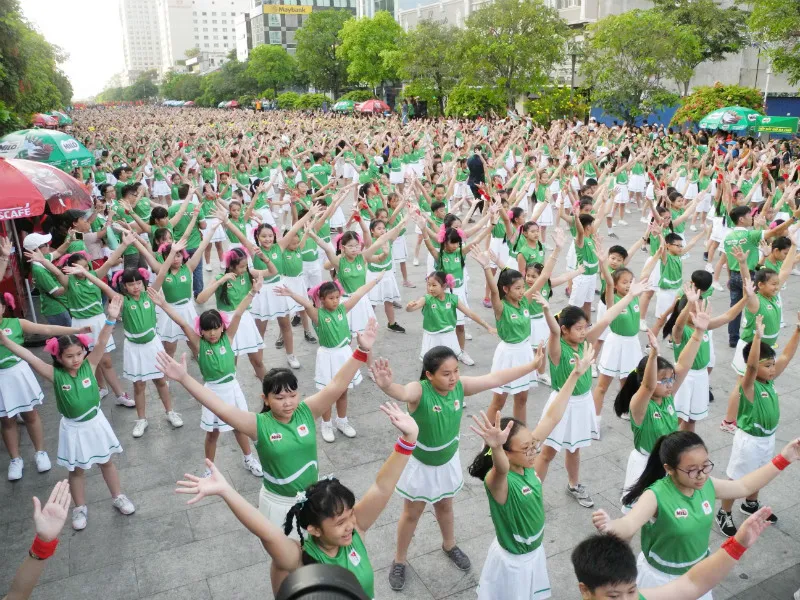 Màn đồng diễn của 3.000 học sinh TPHCM trước khi diễn ra ngày chạy Olympic. Ảnh: NGUYỄN NHÂN
