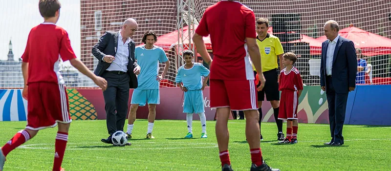 Tổng thống Putin trổ tài đá bóng cùng Chủ tịch FIFA ảnh 3