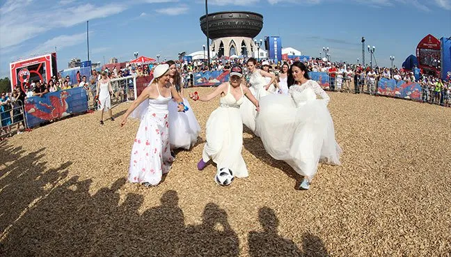 Người đẹp xứ Bạch Dương diện váy cưới đá bóng vì đội tuyển ảnh 3