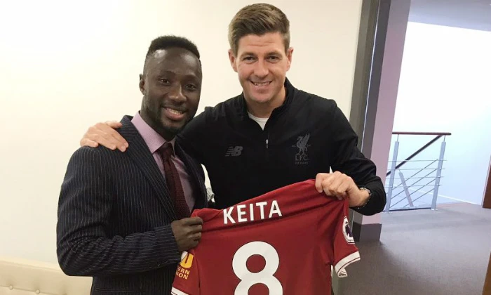 Naby Keita được thần tượng Steven Gerrard trao áo đấu.