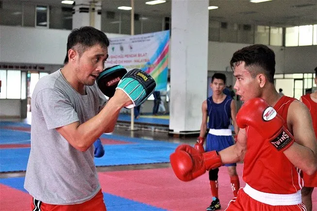 cựu võ sĩ từng vô địch quyền Anh hạng trung thế giới Shinji Takehara (trái) sẽ thi đấu biểu diễn tại TPHCM.
