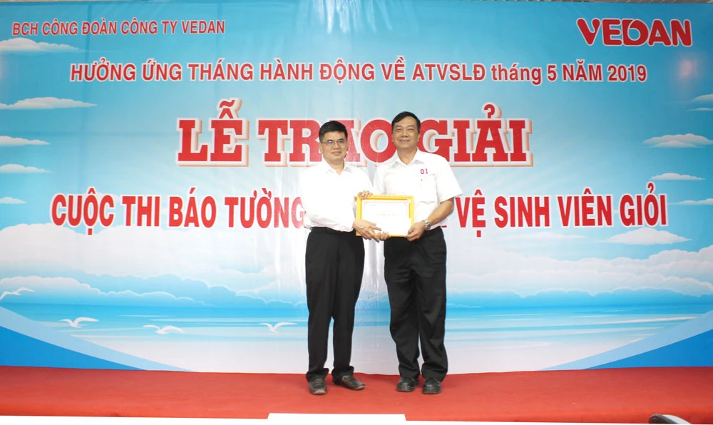 Ông Ko Chung Chih - Phó Tổng Giám đốc trao bằng khen và phần thưởng cho giải nhất báo tường cá nhân (ông Phạm Đức Tuấn - Xưởng nhiệt điện)