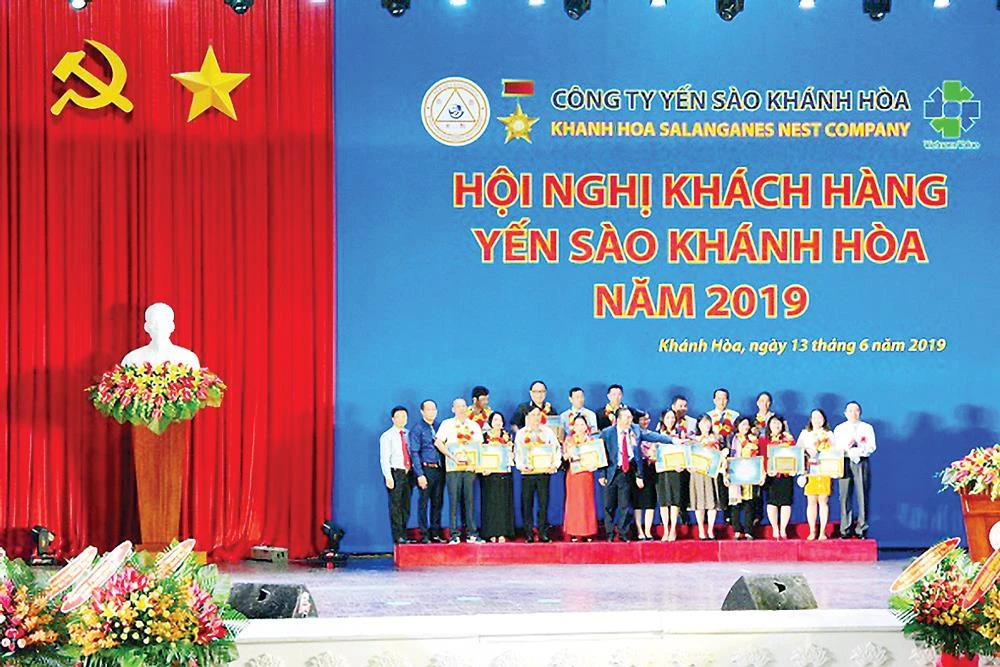 Ban lãnh đạo công ty trao giải thưởng và chụp hình lưu niệm với các nhà phân phối kim cương