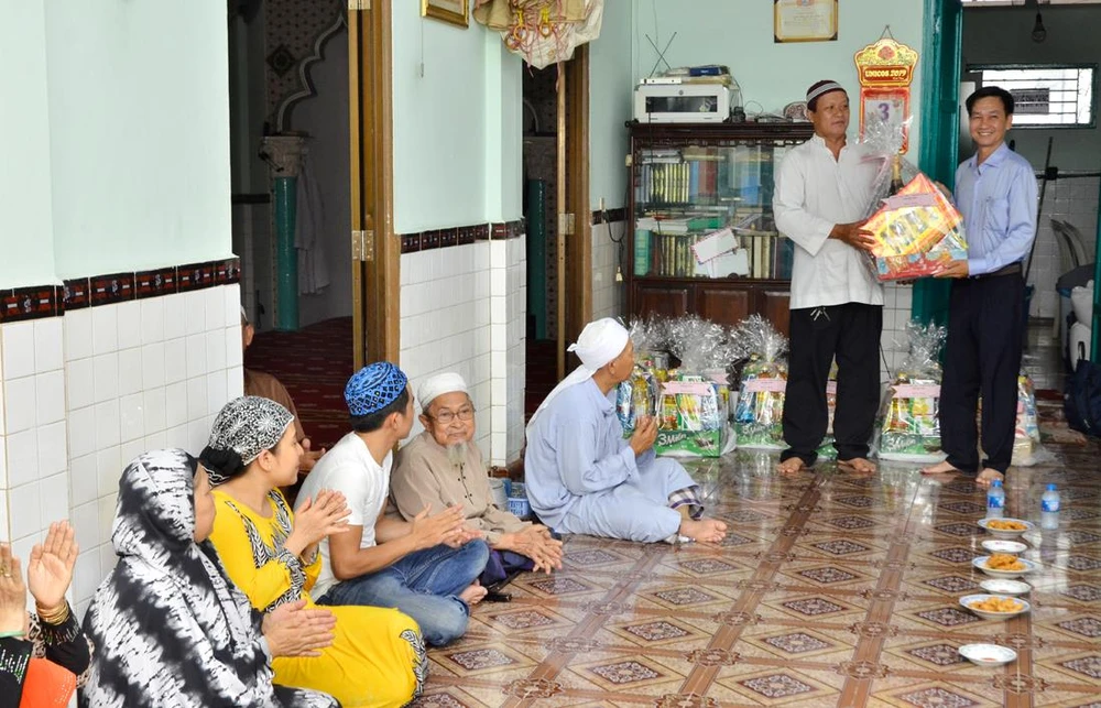 Lãnh đạo quận Bình Thạnh thăm hỏi tặng quà đồng bào dân tộc Chăm sinh sống tại địa bàn