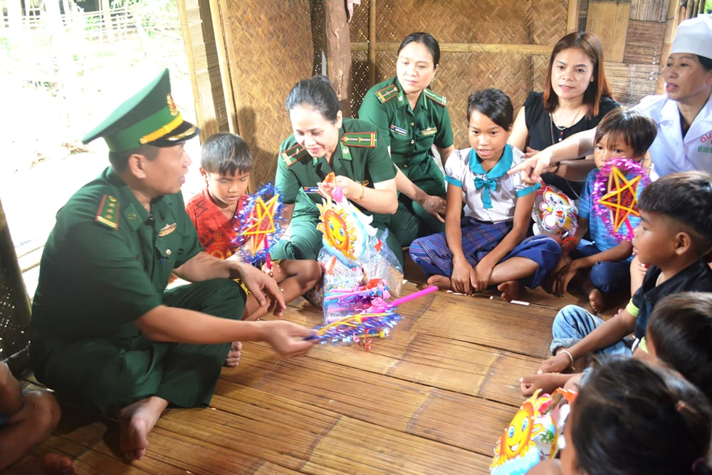 Quỹ “Mãi mãi tuổi 20” trao quà cho trẻ em nghèo vùng dân tộc thiểu số