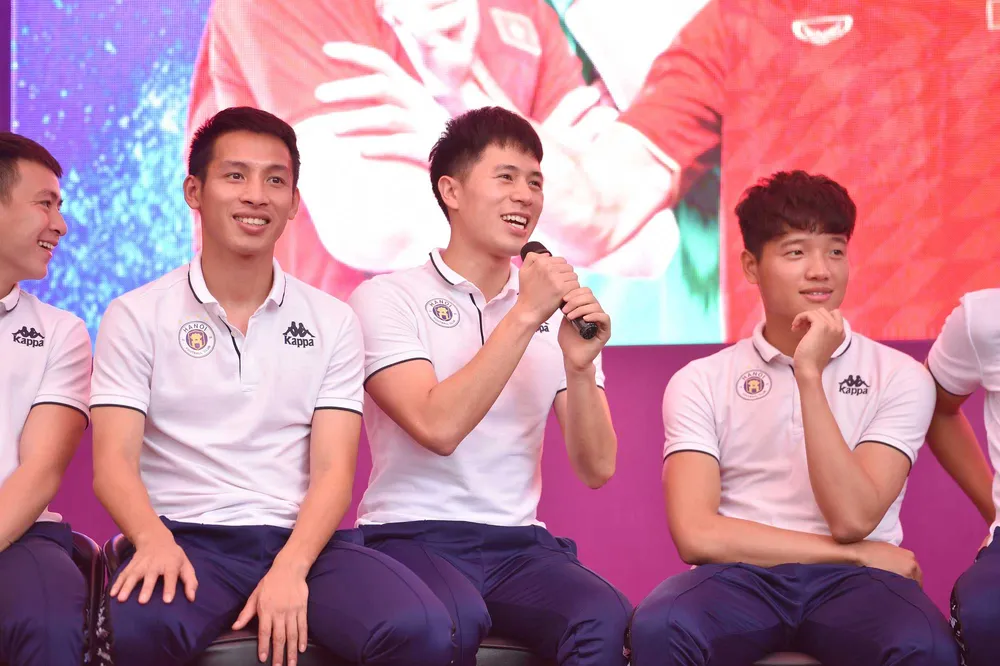 Duy Mạnh được Fan tổ chức sinh nhật ở trường Marie Curie ảnh 2