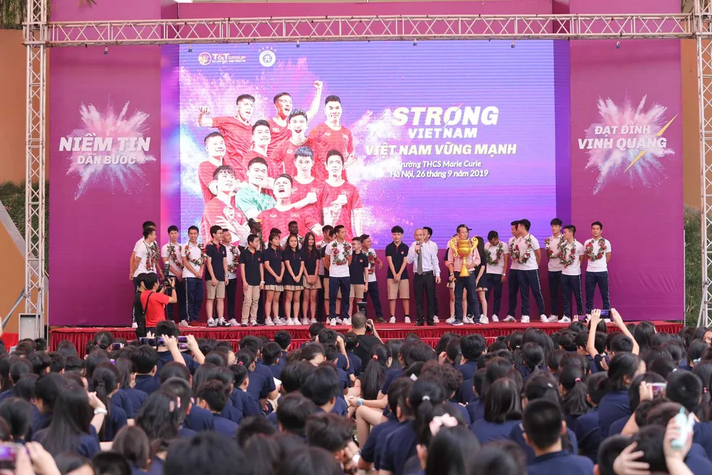 Duy Mạnh được Fan tổ chức sinh nhật ở trường Marie Curie ảnh 5